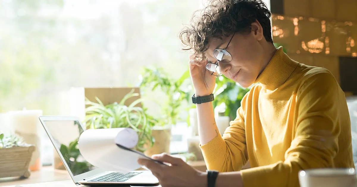 Serious business woman in a desk with a laptop and analyzing data